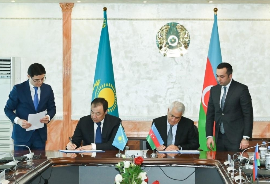 بحث مسائل التعاون اللوجستي بين أذربيجان وكازاخستان