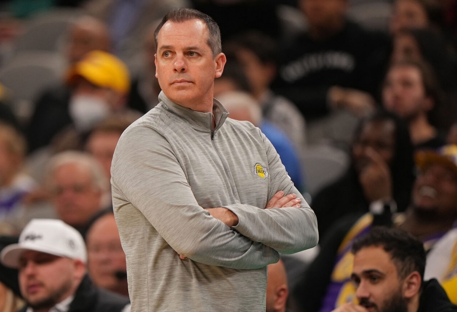 "Lakers" despide a su entrenador Frank Vogel tras una temporada decepcionante