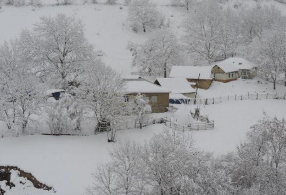 卡希区萨里巴什村积雪达17厘米