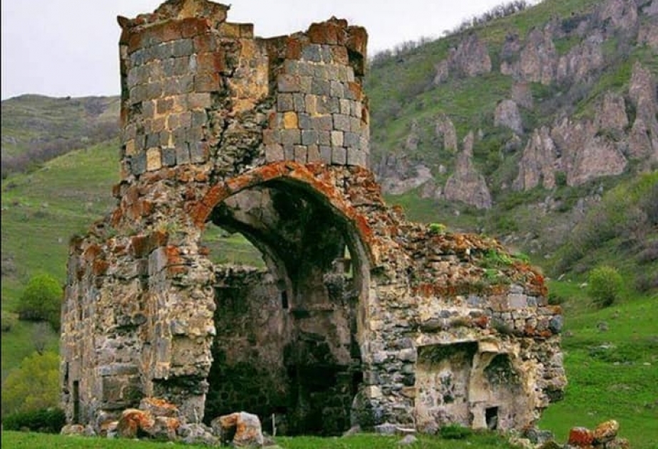 Templo Varazgun - antiguo monumento albanés situado en el distrito de Lachin