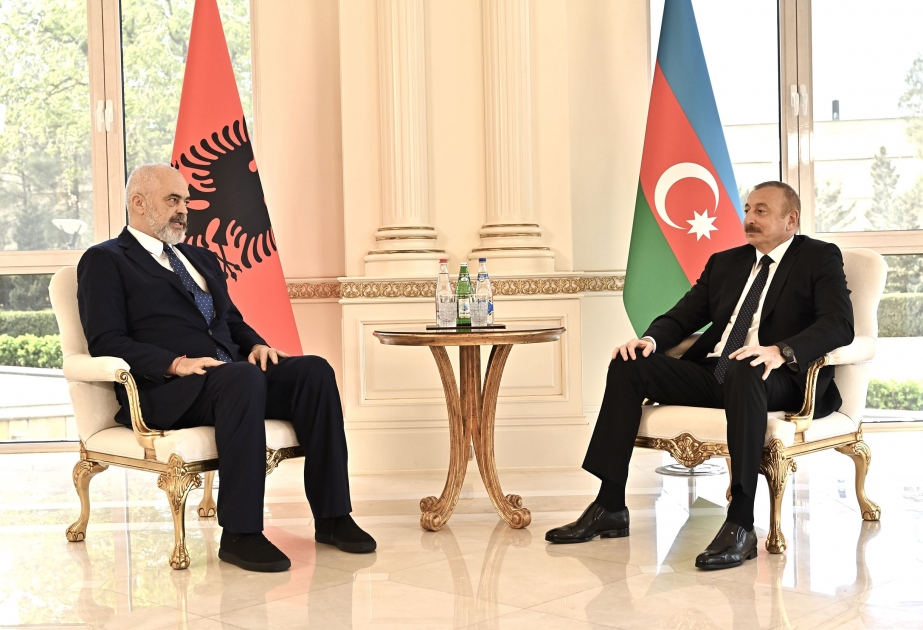 Aserbaidschans Präsident Ilham Aliyev und Albaniens Premierminister treffen sich zu Vier-Augen-Gespräch VIDEO