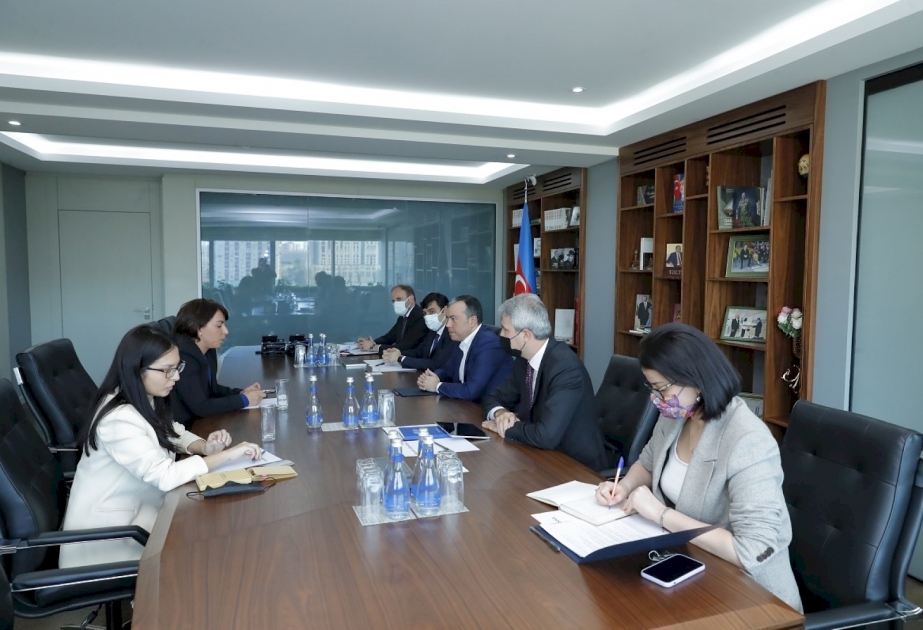 Francia y Azerbaiyán discuten las relaciones laborales