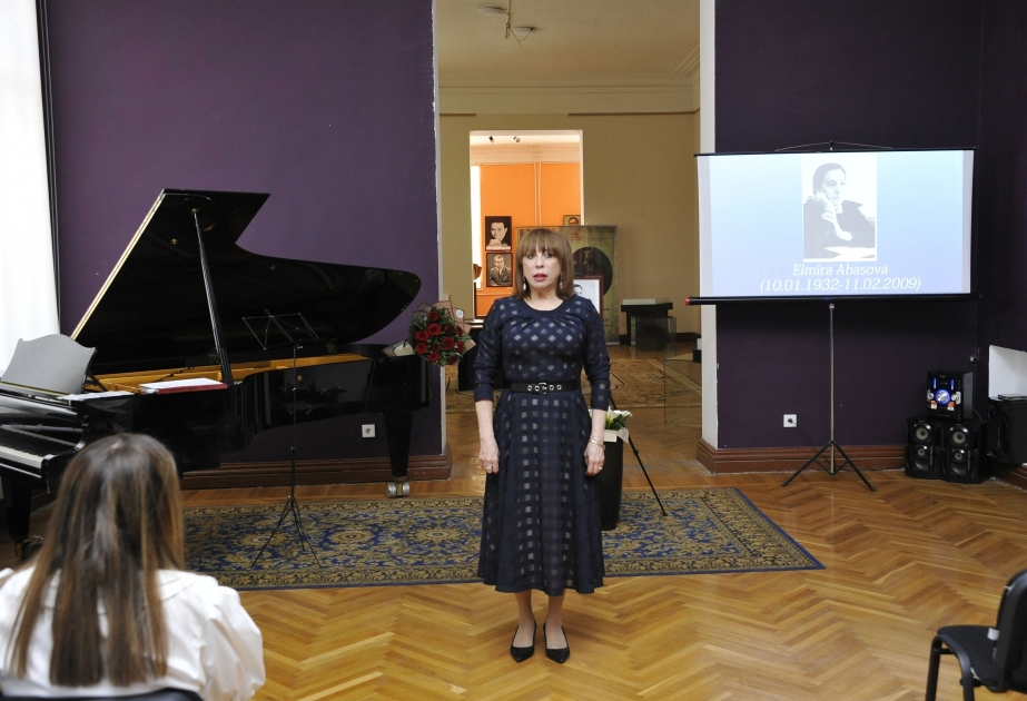 Почтена память заслуженного деятеля искусств Эльмиры Аббасовой
