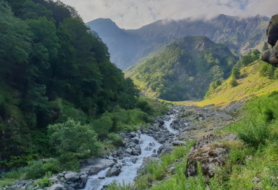 Zagatala am Südhang des Großen Kaukasus mit spektakulären Landschaften ist eines der beliebtesten Reiseziele in Aserbaidschan