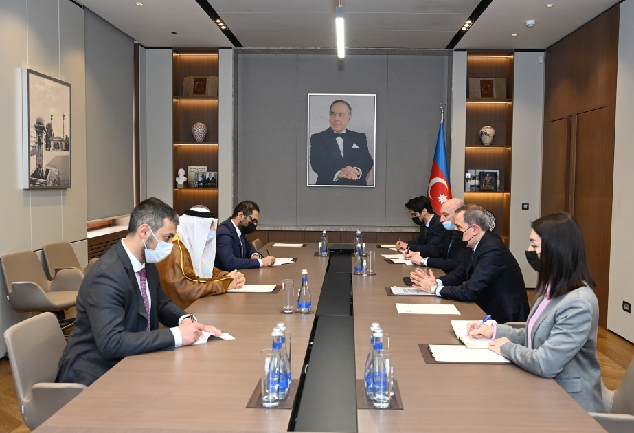 El canciller azerbaiyano recibe al flamante embajador emiratí