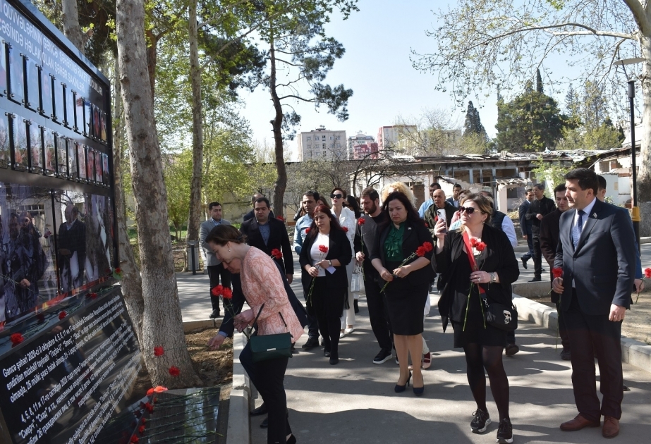 Personalidades de la cultura georgiana, ecologistas, turcólogos y blogueros honran la memoria de las víctimas del terror de Ganja