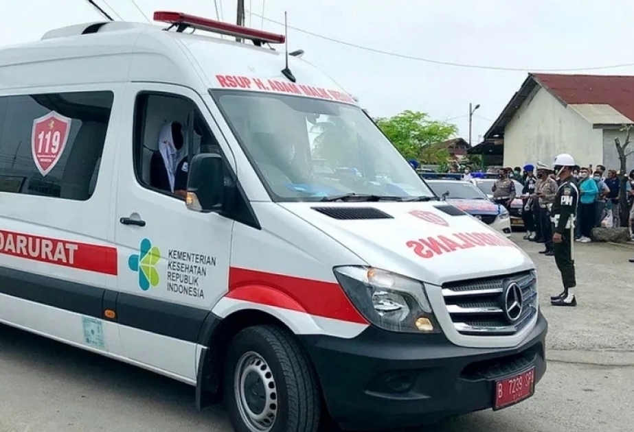 В Индонезии обвалилось здание, в котором находился магазин, 15 человек остались под завалами