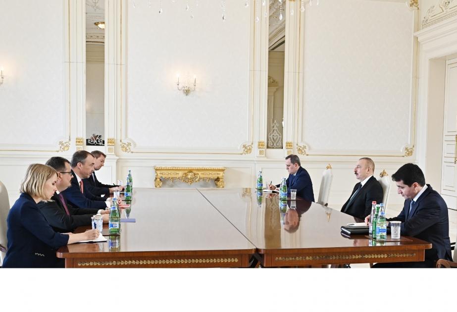 الرئيس الهام علييف يلتقي مبعوث الاتحاد الأوروبي الخاص الى جنوب القوقاز مع الوفد المرافق له