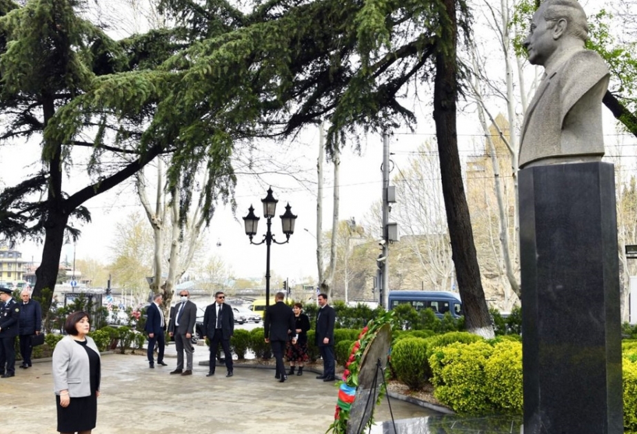 Milli Məclisin sədri Tbilisidə Ulu Öndərin abidəsini və Qəhrəmanlar Memorialını ziyarət edib