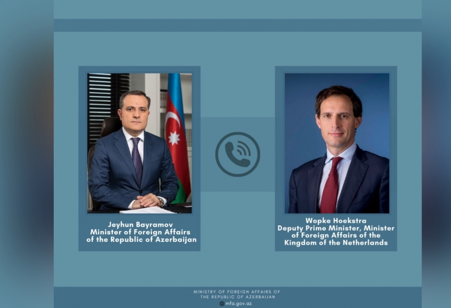 Cancilleres de Azerbaiyán y Holanda discuten por teléfono asuntos regionales