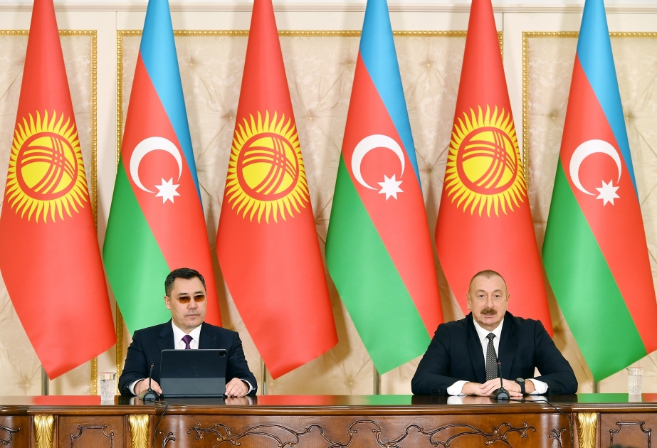 Präsident Ilham Aliyev und Präsident Sadyr Dschaparow treten mit Erklärungen für Presse auf VIDEO