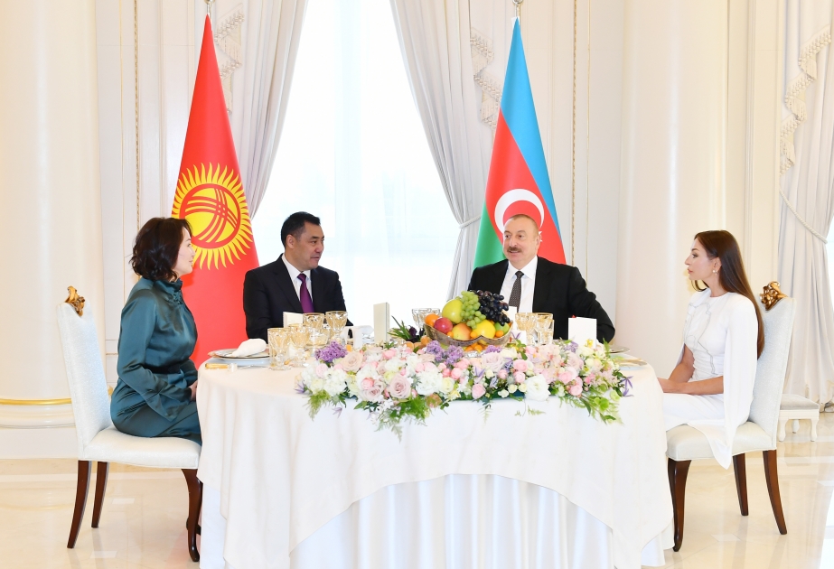 Un banquet officiel offert en l’honneur du président kirghiz et de son épouse VIDEO