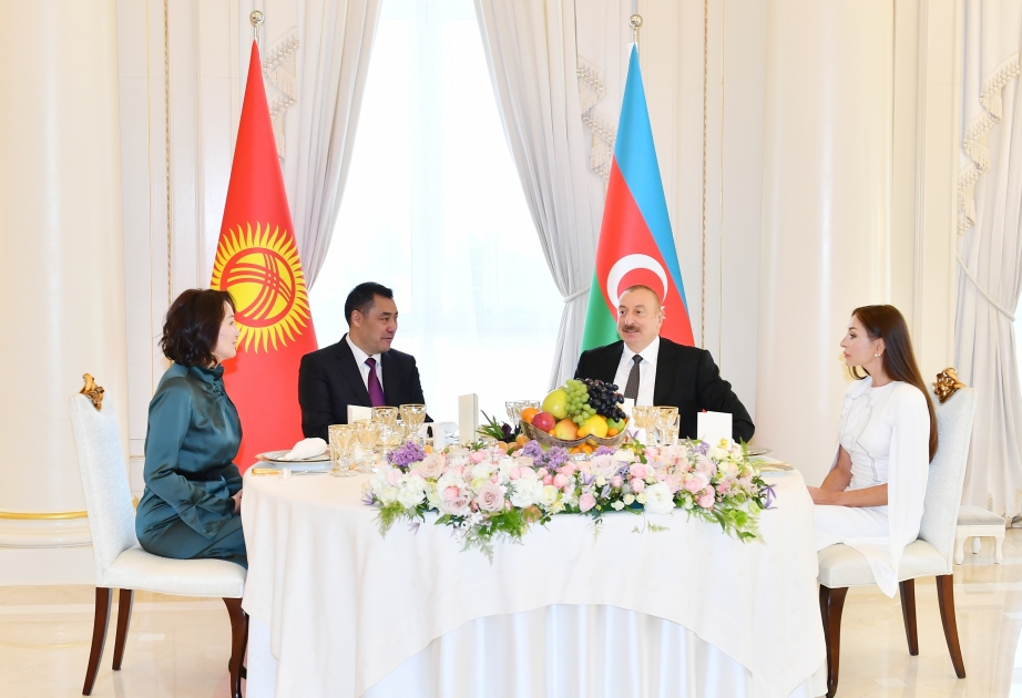 设国宴招待吉尔吉斯斯坦总统萨德尔·扎帕罗夫与夫人阿依古丽·扎帕罗娃
