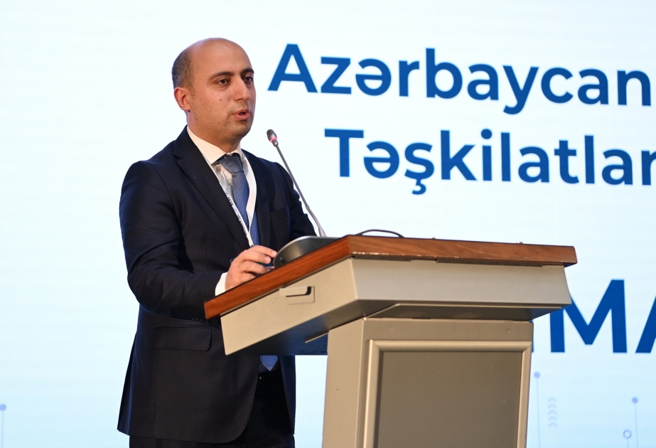 Emin Əmrullayev: Məktəblərdə hər 6 şagirdə bir kompüter düşəcək