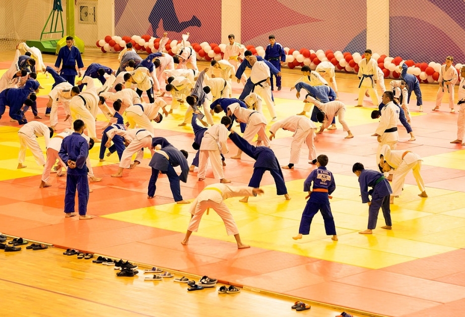Göygöl Olimpiya İdman Kompleksində region idmançıları üçün cüdo üzrə təlim-məşq toplanışı keçirilir