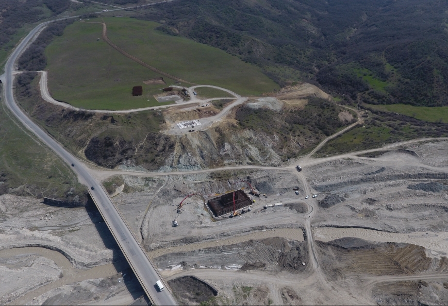 El puente colgante más largo de Azerbaiyán y el túnel subterráneo se están construyendo