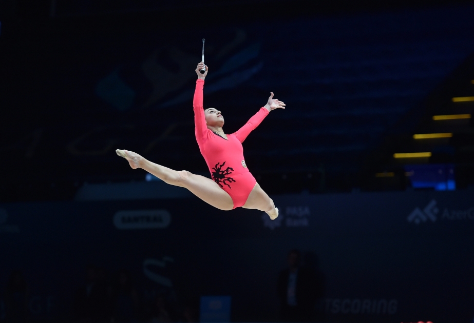 Gimnastımız Zöhrə Ağamirova gürzlərlə proqramını uğurla təqdim edib