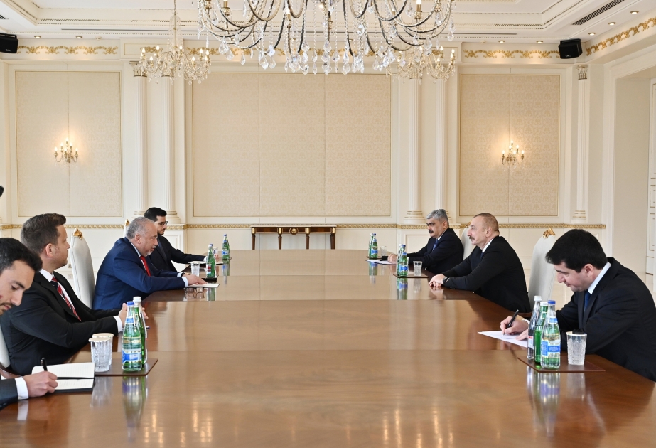 阿塞拜疆总统接见以色列财政部长