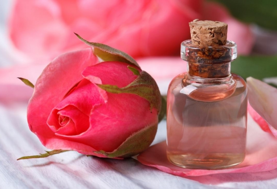 L'eau de rose maintient la peau en bonne santé et lutte contre le vieillissement