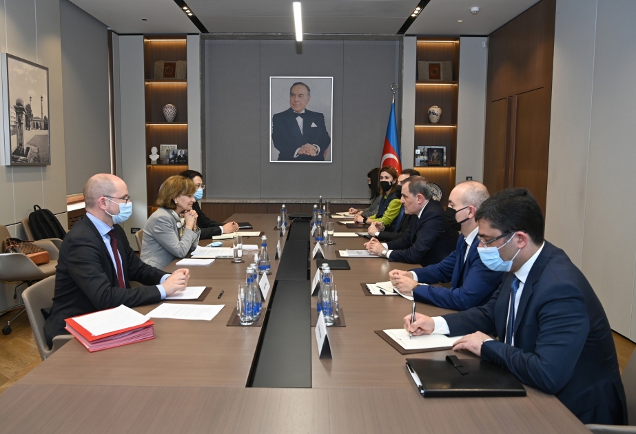 El Canciller de Azerbaiyán se reúne con la Representante de la OSCE para la Libertad de los Medios de Comunicación