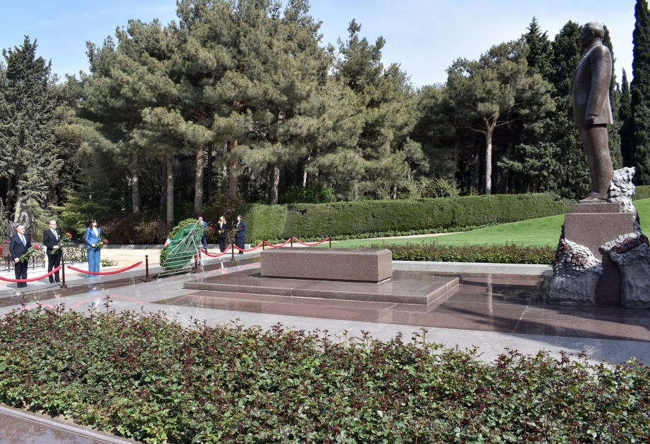 Director Regional de la OMS para Europa visita la tumba del gran líder Heydar Aliyev