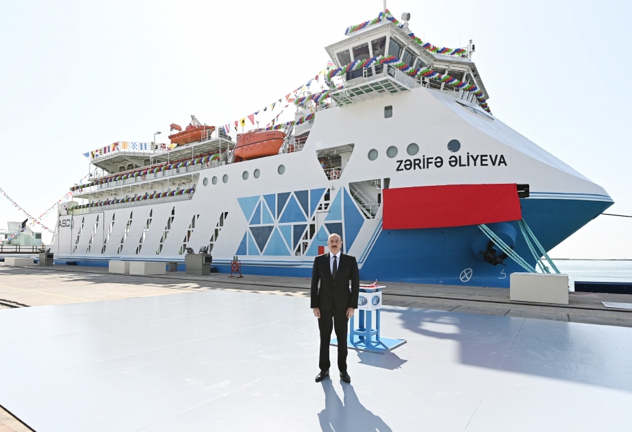 El Presidente de Azerbaiyán asiste a la ceremonia de puesta en servicio del transbordador "Zarifa Aliyeva"