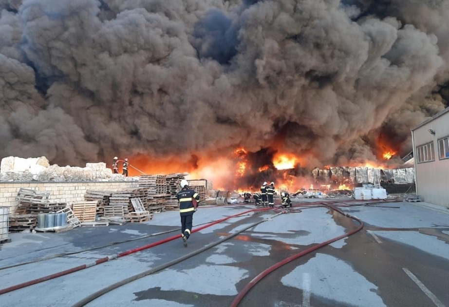 Helicópteros y un tren participan en la extinción del incendio ocurrido en la segunda ciudad más grande de Azerbaiyán