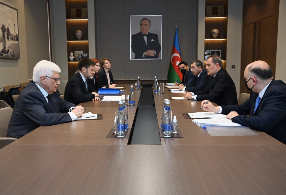 Canciller de Azerbaiyán discute la aplicación de las declaraciones trilaterales con el enviado especial de Vladímir Putin