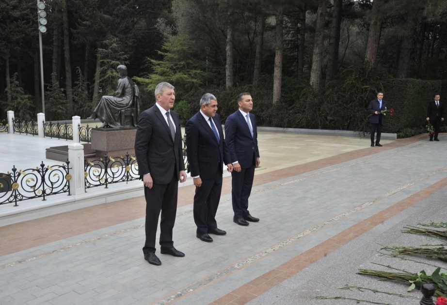 世界旅游组织秘书长拜谒拜谒全民领袖盖达尔·阿利耶夫墓