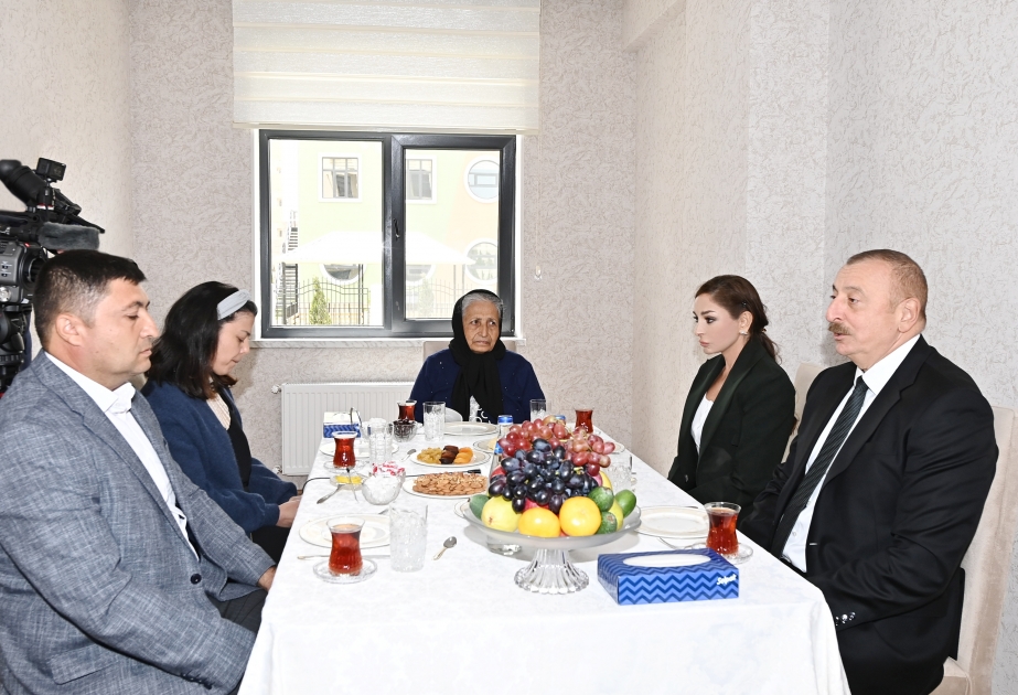 In Baku neuer Wohnkomplex für Familien von Märtyrern und Kriegsversehrten eingeweiht  Präsident Ilham Aliyev und First Lady Mehriban Aliyeva nahmen an der Einweihung teil VIDEO