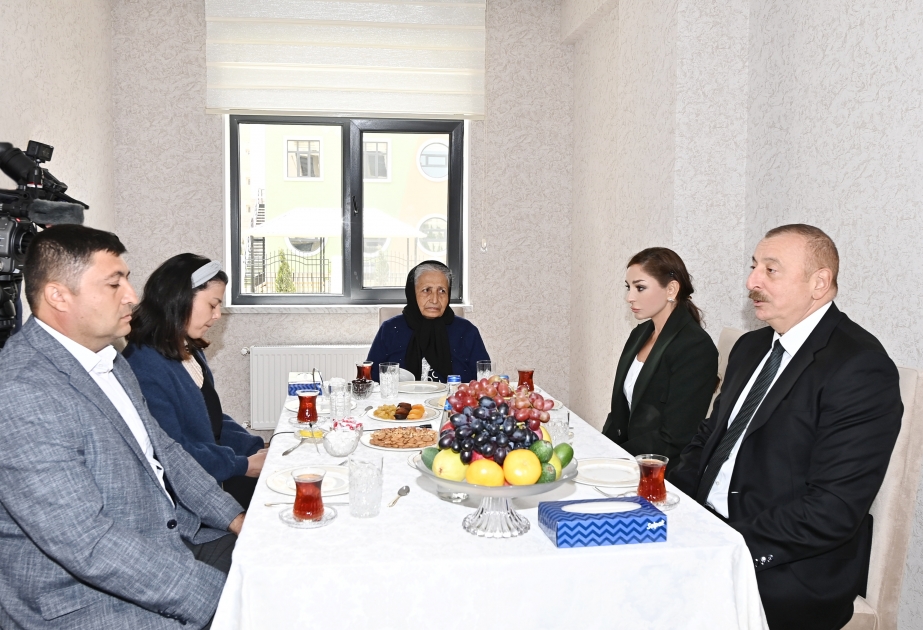 Un nouveau complexe résidentiel construit pour les familles des martyrs et des mutilés de guerre a été inauguré à Bakou  Le président Ilham Aliyev et son épouse Mehriban Aliyeva ont participé à la cérémonie d’inauguration VIDEO