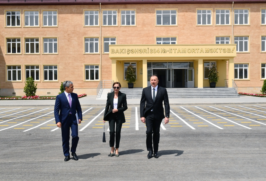 Präsident Ilham Aliyev und First Lady Mehriban Aliyeva weihen im Stadtbezirk Sabuntschu von Baku neu gebaute Mittelschule ein VIDEO