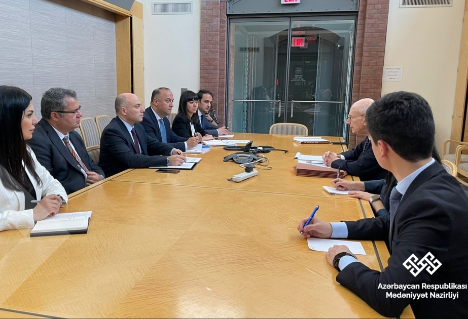 Ministro de Cultura de Azerbaiyán visita el Museo Conmemorativo del Holocausto en Estados Unidos