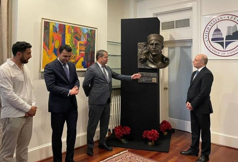 El busto del dramaturgo azerbaiyano se presentó a la Cámara de Comercio de EE.UU-Azerbaiyán