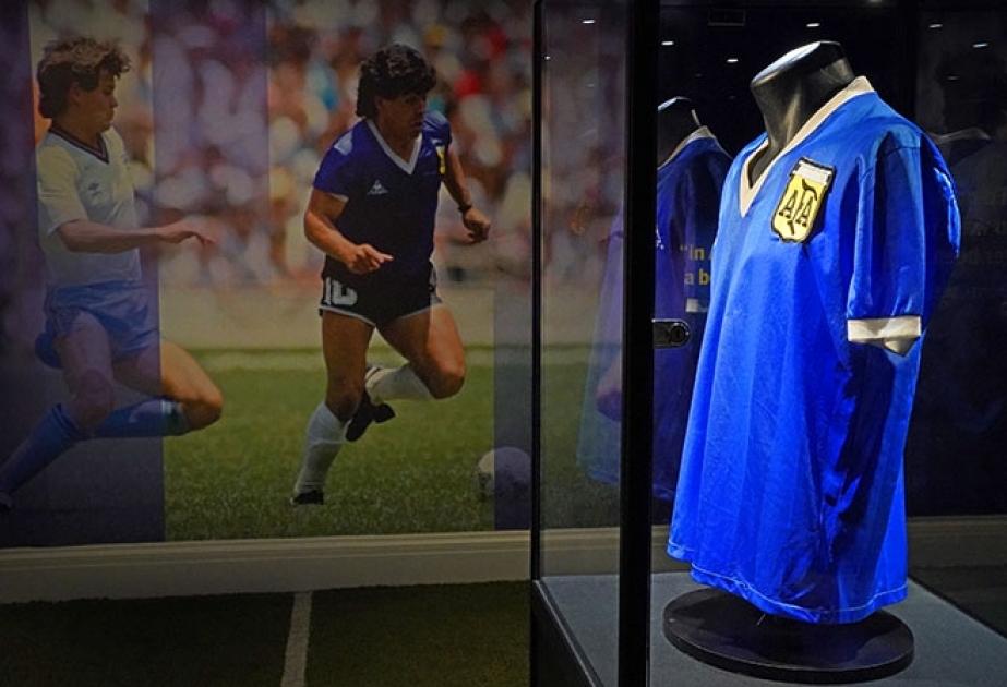 Футболку Марадоны, в которой он забил гол рукой, продали на аукционе почти за $9 млн