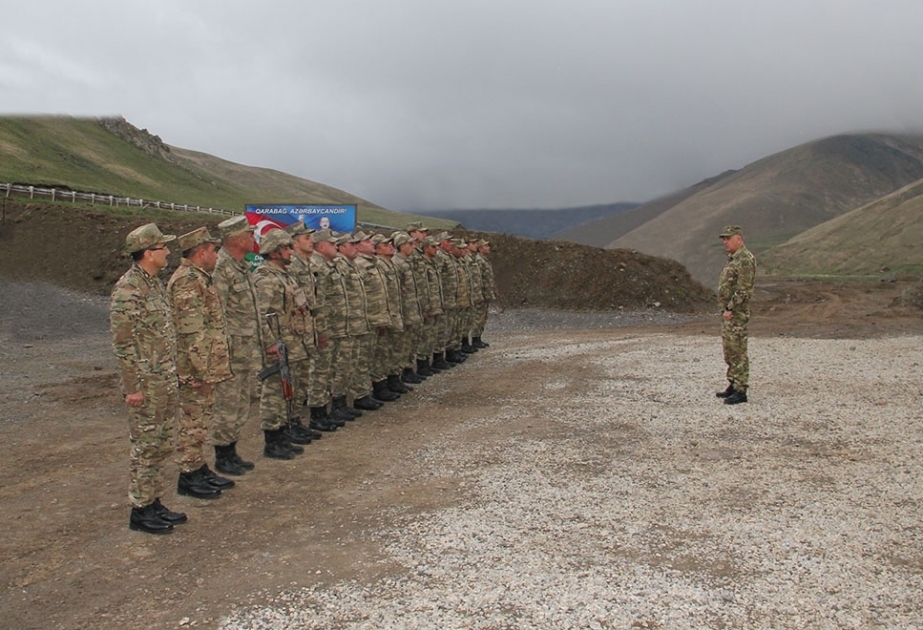 El Jefe del Estado Mayor del Ejército de Azerbaiyán inspecciona la preparación para el combate de las unidades militares estacionadas en el distrito de Kalbajar