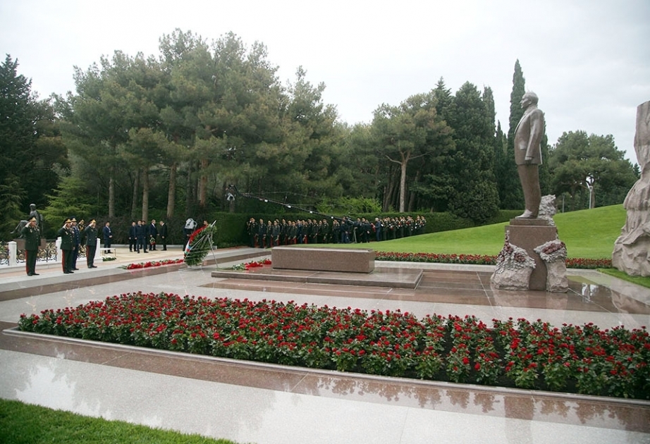 Dirección del Ministerio de Defensa rinde homenaje al líder nacional Heydar Aliyev