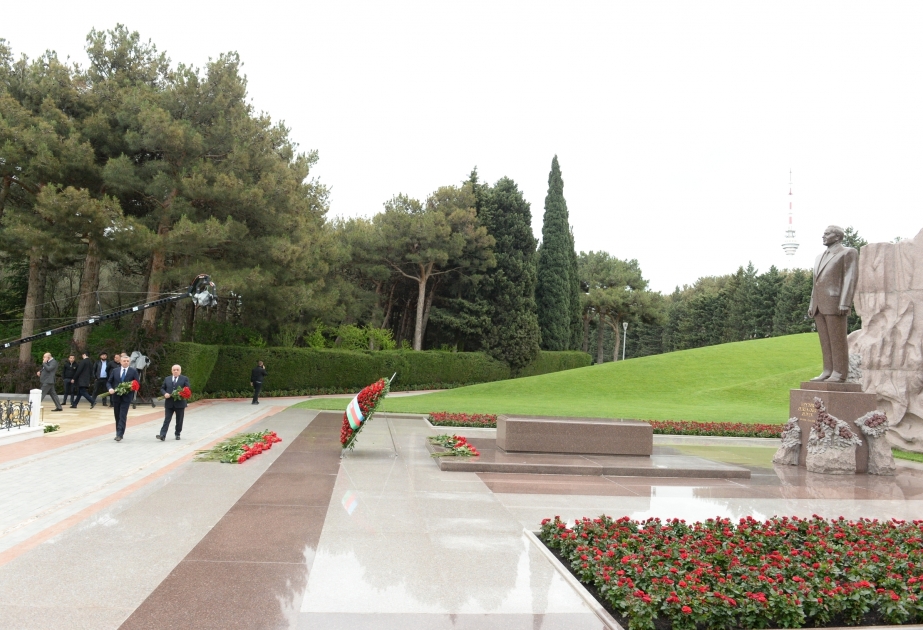 De hauts fonctionnaires d’Etat et de gouvernement rendent hommage au leader national Heydar Aliyev