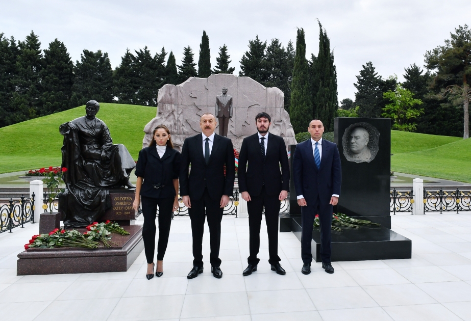 Präsident Ilham Aliyev und First Lady Mehriban Aliyeva besuchen Grabmal von Nationalleader Heydar Aliyev VIDEO