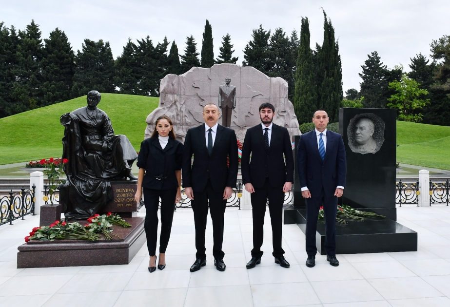 Le président Ilham Aliyev et la première dame Mehriban Aliyeva se sont recueillis devant la tombe d’Heydar Aliyev VIDEO