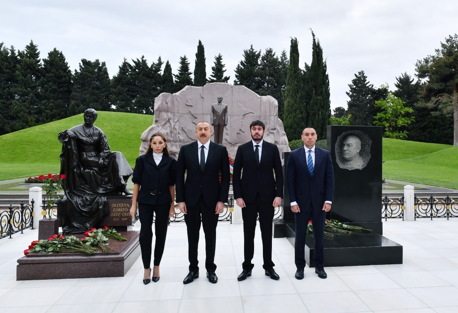 El Presidente de Azerbaiyán y la Primera Dama visitan la tumba del gran líder Heydar Aliyev en el Callejón del Honor