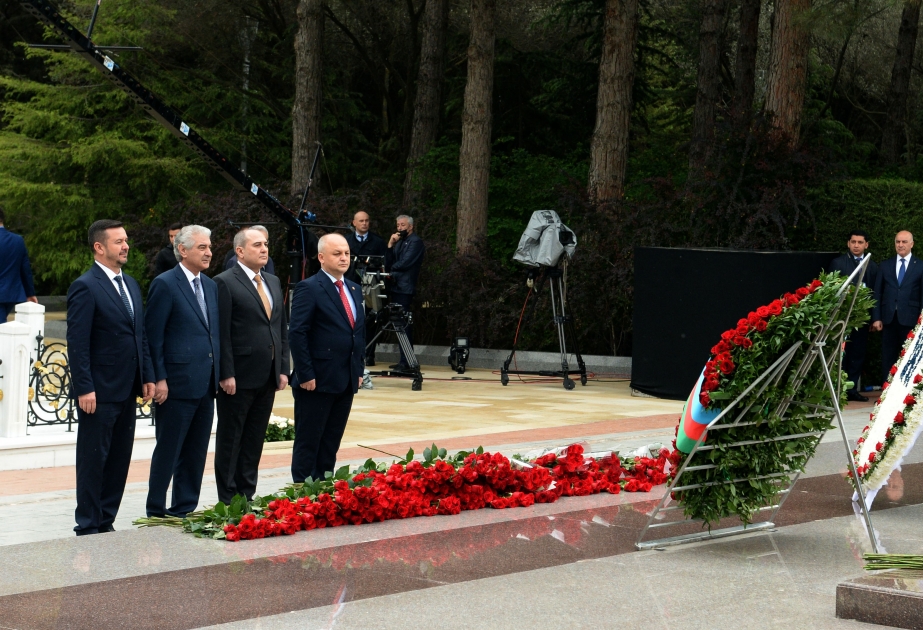 YAP-ın nümayəndələri və Makedoniya Türk Demokratik Partiyasının nümayəndə heyəti ulu öndər Heydər Əliyevin məzarını ziyarət ediblər