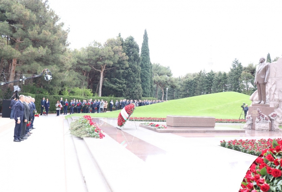 Səhiyyə naziri və nazirliyin kollegiya üzvləri ulu öndər Heydər Əliyevin xatirəsini ehtiramla anıblar