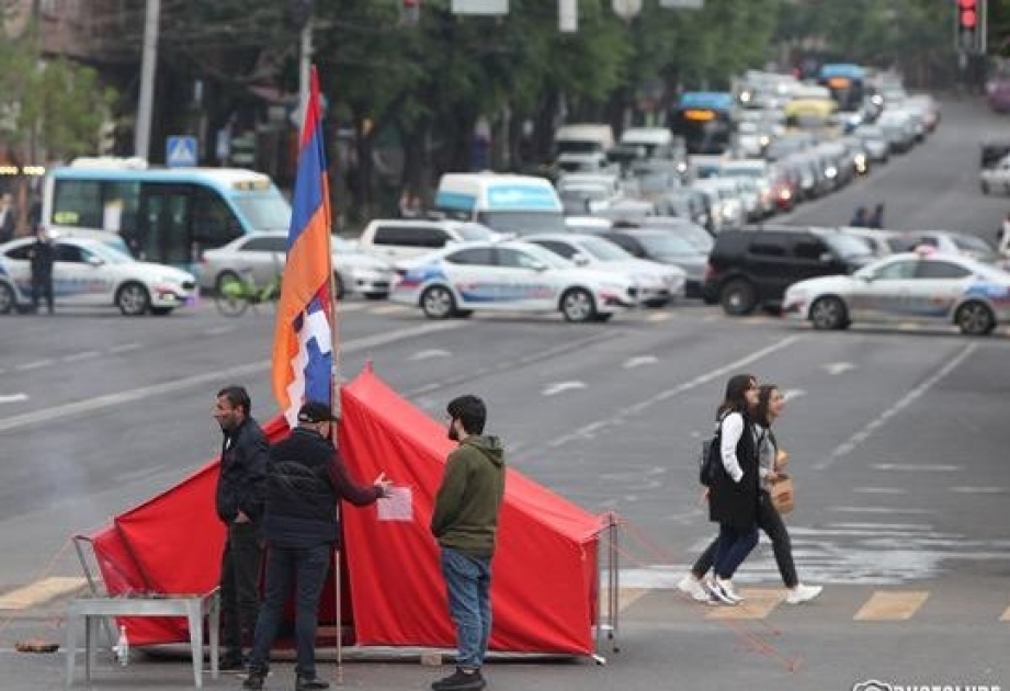 Ermənistan müxalifəti parlamentin vitse-spikerinin başçılığı ilə İrəvanda küçəni bağlayıb