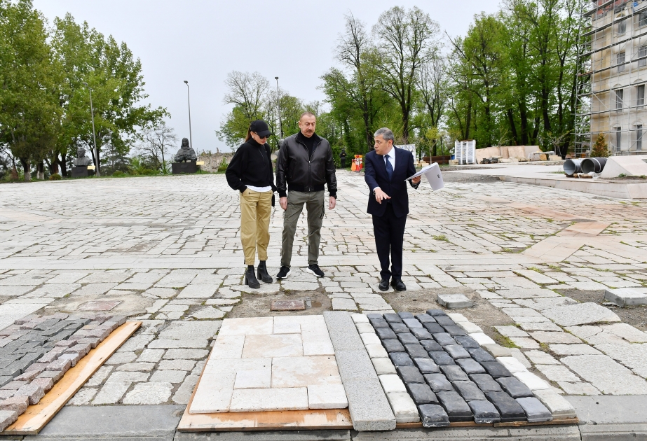 Schuscha: Präsident Ilham Aliyev und First Lady Mehriban Aliyeva inspizieren Restaurierungsarbeiten, die an Verwaltungsgebäude und Schirin Su Hamam durchgeführt werden VIDEO