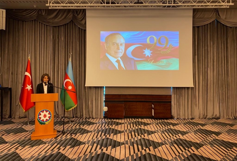 İstanbulda ümummilli lider Heydər Əliyevə həsr olunan sərgi təşkil edilib VİDEO