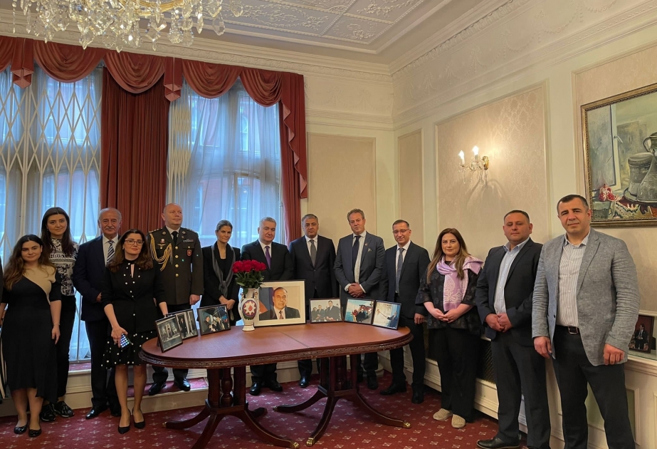 Böyük Britaniyada ümummilli lider Heydər Əliyevin əziz xatirəsi anılıb