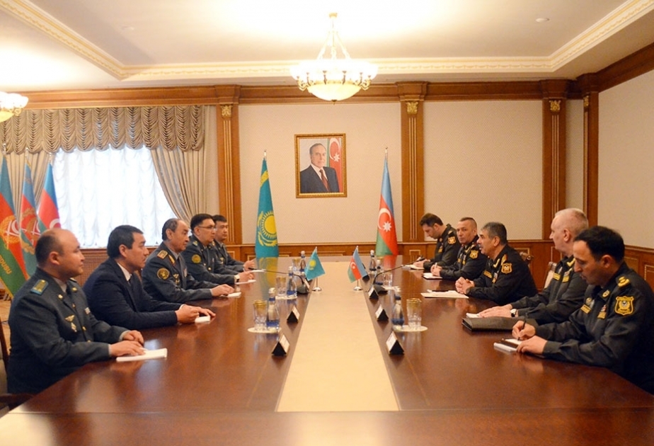 Aserbaidschans Verteidigungsminister trifft kasachische militärische Delagation um Abteilungsleiter für Aufklärung