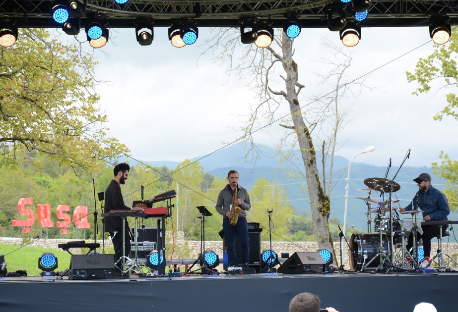 Fransada yaşayan həmyerlimiz Etibar Əsədli V “Xarıbülbül” Beynəlxalq Folklor Festivalında çıxış edib
