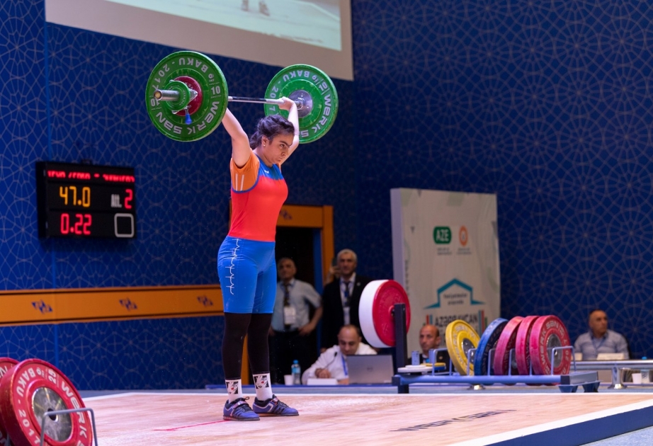 Ağır atletika üzrə Azərbaycan birinciliyinə qızların mübarizəsi ilə start verilib